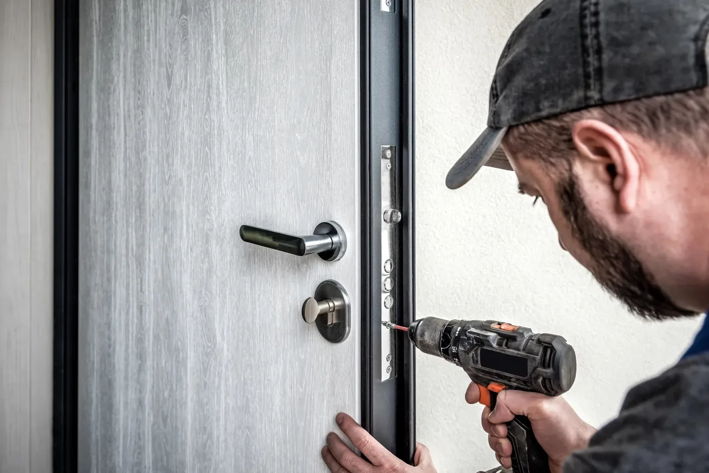 Installateur raccordant une platine d'interphone en copropriété à Rueil-Malmaison (92500)