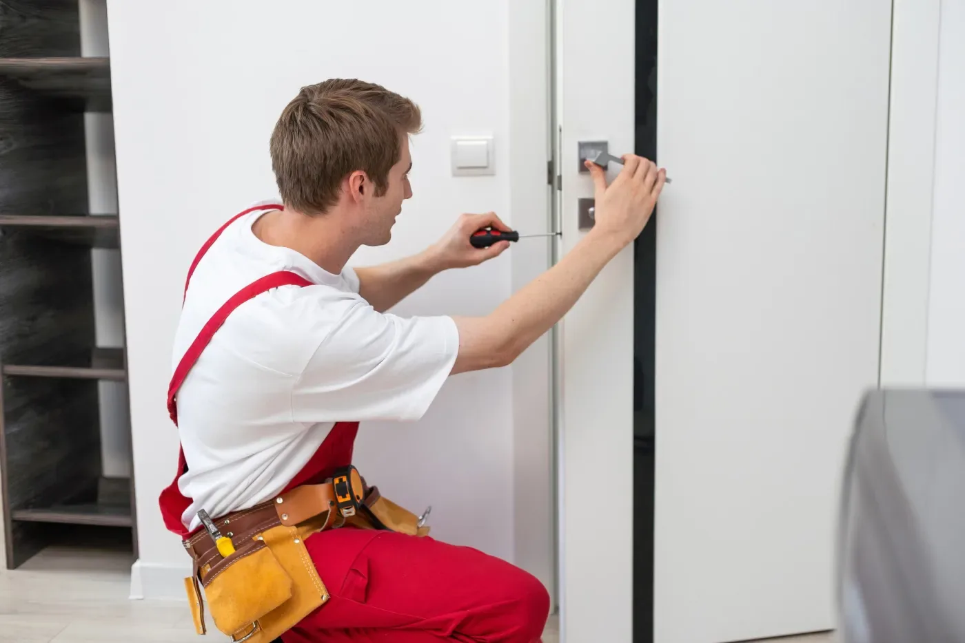 Réglage d'une gâche électrique sur une porte de hall à Rueil-Malmaison